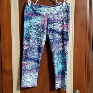 XL Fabletics capri legging - super fun print!